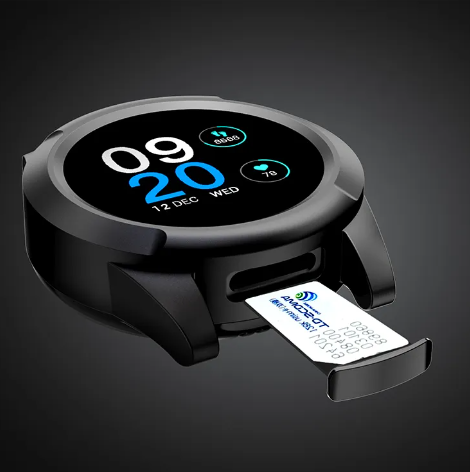 SOS Horloge 4G met groot digitaal touchscreen en het bijbehorende magnetische oplaadstation (dock)